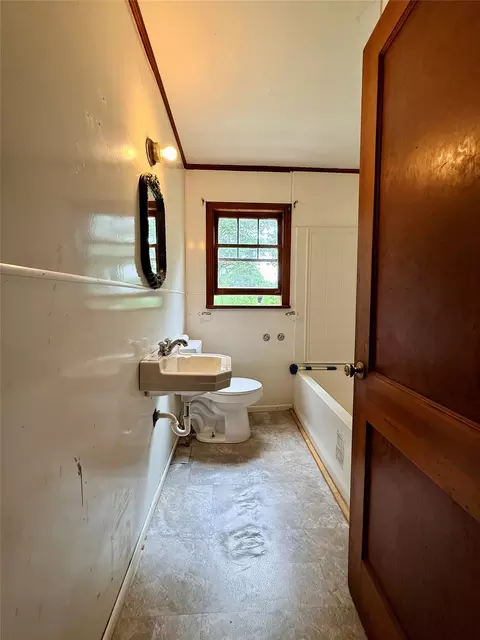 Bath - 316 Moore St, Springhill, LA 71075 photo 1 of 2