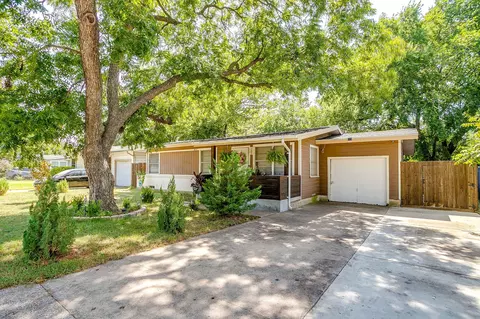 702 Lombardy Ln, Arlington, TX 76013
