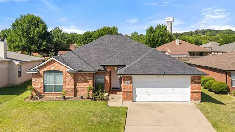621 Creekview Dr, Burleson, TX 76028