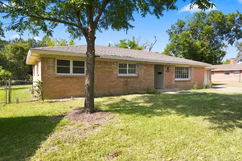155 Chateau Dr, Fort Worth, TX 76134
