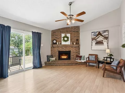 6206 Hott Springs Dr, Arlington, TX 76001