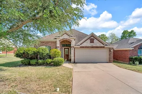 4801 Summer Oaks Ln, Fort Worth, TX 76123