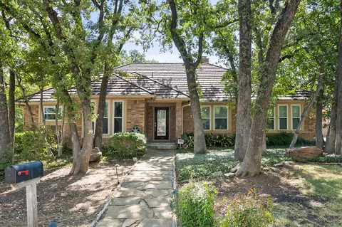1919 Creek Wood Dr, Arlington, TX 76006