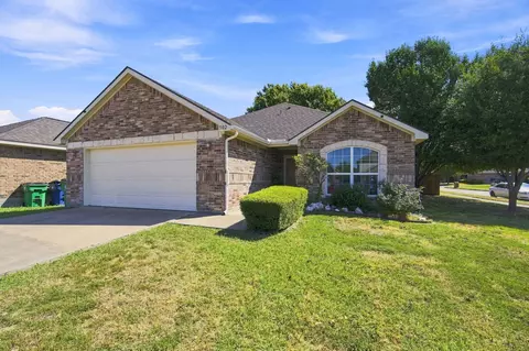 302 Creekside Way, Waxahachie, TX 75165