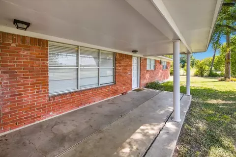 Exterior - 710 E Avenue A, Rosebud, TX 76570 photo 3 of 8