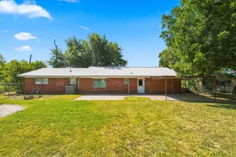 Exterior - 710 E Avenue A, Rosebud, TX 76570 photo 6 of 8