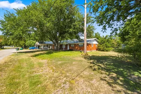Exterior - 710 E Avenue A, Rosebud, TX 76570 photo 4 of 8