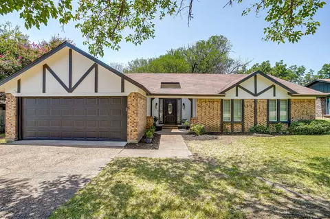 105 Lakeway Dr, Benbrook, TX 76126