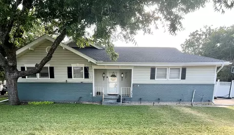 Exterior - 200 N Bordon St, Lorena, TX 76655 photo 5 of 10
