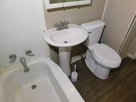 Bath - 311 S Park Dr, Springhill, LA 71075 photo 2 of 3