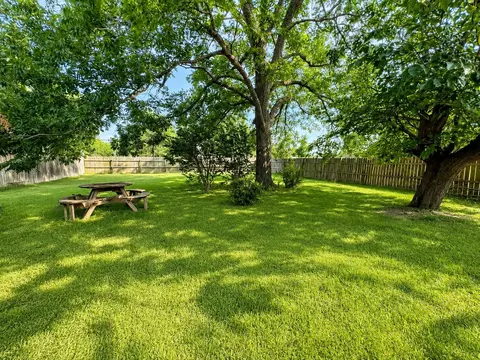 808 E Limestone Ave, Mart, TX 76664 photo 10