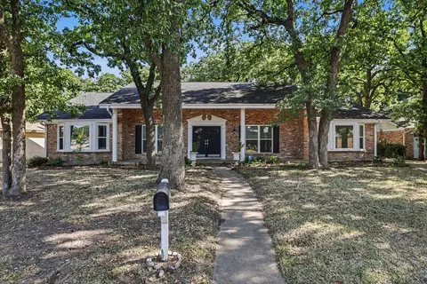 2408 Winewood Ln, Arlington, TX 76013
