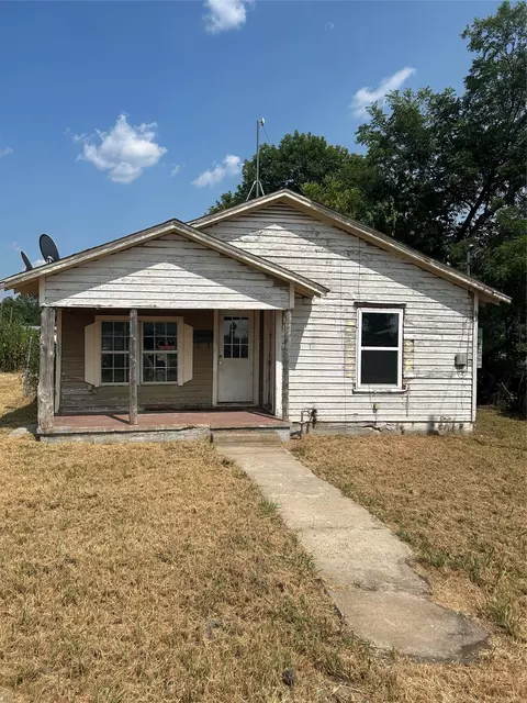 204 8th St, Honey Grove, TX 75446