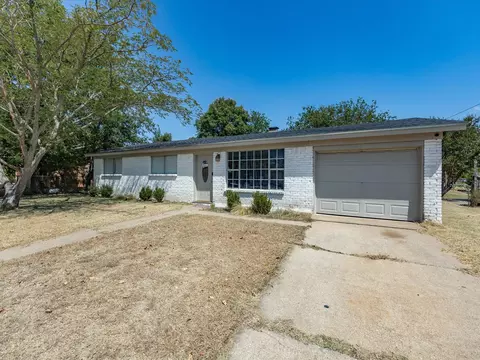 Exterior - 321 E Pine St, Jacksboro, TX 76458 photo 4 of 10