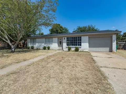 Exterior - 321 E Pine St, Jacksboro, TX 76458 photo 3 of 10