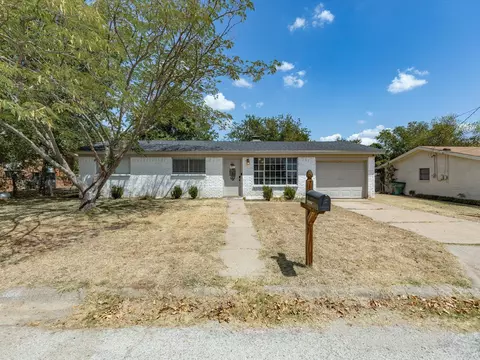 Exterior - 321 E Pine St, Jacksboro, TX 76458 photo 5 of 10