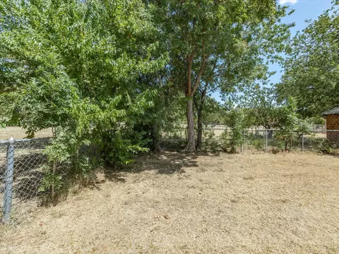 Exterior - 321 E Pine St, Jacksboro, TX 76458 photo 8 of 10