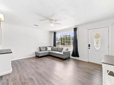 Living - 321 E Pine St, Jacksboro, TX 76458 photo 1 of 3