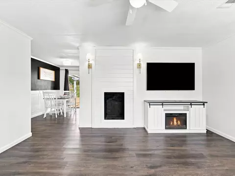 Living - 321 E Pine St, Jacksboro, TX 76458 photo 2 of 3