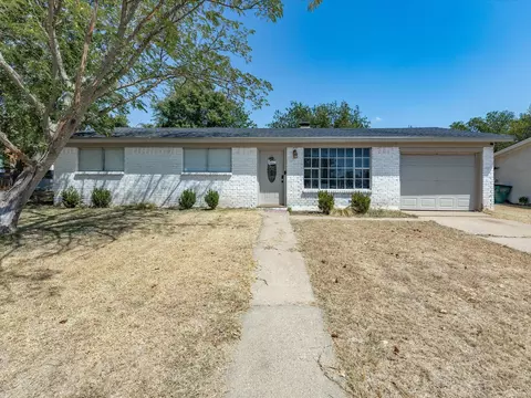 Exterior - 321 E Pine St, Jacksboro, TX 76458 photo 2 of 10