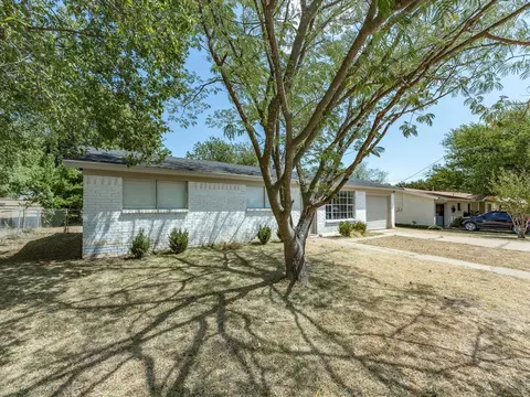Exterior - 321 E Pine St, Jacksboro, TX 76458 photo 6 of 10