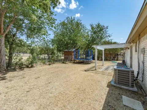 Exterior - 321 E Pine St, Jacksboro, TX 76458 photo 7 of 10