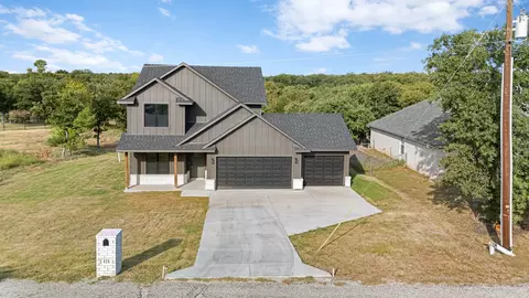121 Jim Walter Dr, Runaway Bay, TX 76426