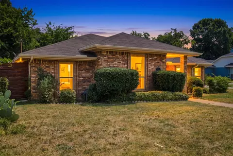 135 Meadow Ridge Dr, Cedar Hill, TX 75104