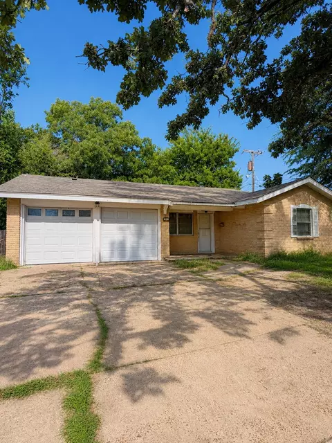 54 NW 29th St NW, Paris, TX 75460