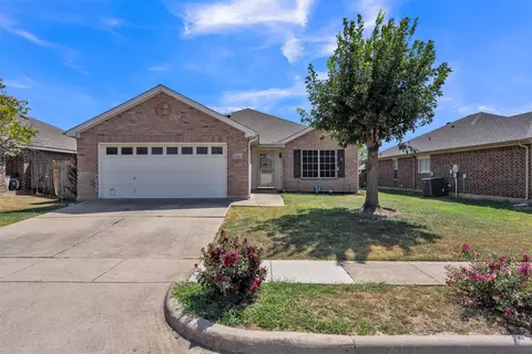 808 Flamingo Dr, Saginaw, TX 76131