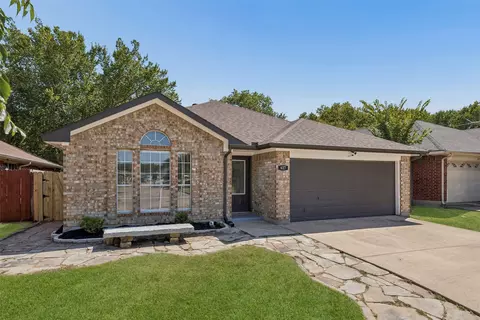 617 Forest Oaks Dr, Grand Prairie, TX 75052
