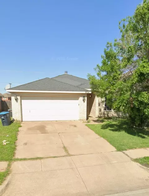 8704 Hunters Creek Dr, Fort Worth, TX 76123