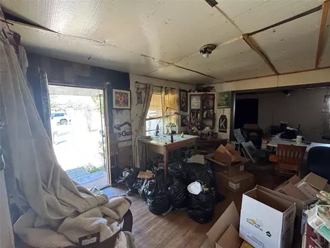 Entry Way - 649 Avenue F, Hamlin, TX 79520 photo 2 of 4