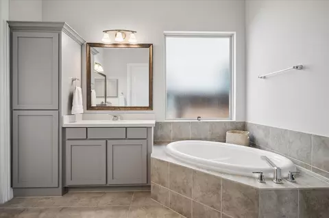 Bath - 11828 Prudence Dr, Haslet, TX 76052 photo 2 of 5
