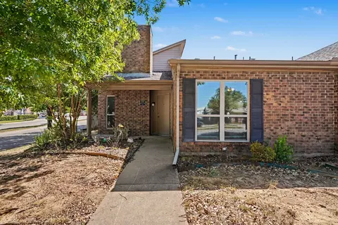 2700 Meadow Park Dr, Bedford, TX 76021