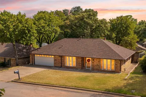 5710 Valley Ridge Ct, Arlington, TX 76017