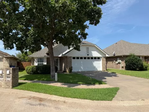 1010 Dawn Ct, Granbury, TX 76048