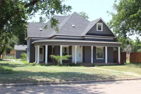 461 S 9th Ave, Munday, TX 76371