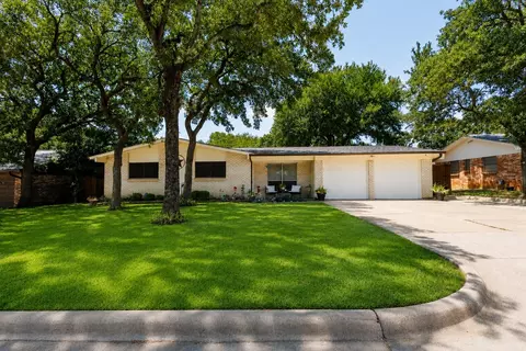 64 Somerset Ter, Bedford, TX 76022