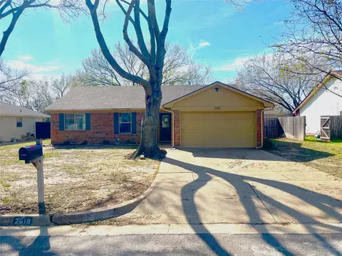 2610 N Casa Blanca Ct, Arlington, TX 76015