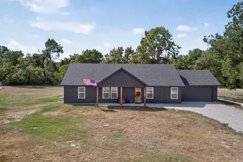 Exterior - 1069 Hereford Dr, Springtown, TX 76082 photo 9 of 10