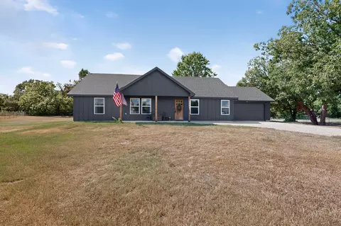 Exterior - 1069 Hereford Dr, Springtown, TX 76082 photo 3 of 10