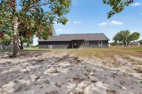 Exterior - 1069 Hereford Dr, Springtown, TX 76082 photo 5 of 10