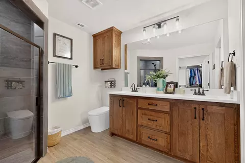 Bath - 1069 Hereford Dr, Springtown, TX 76082 photo 1 of 2