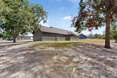 Exterior - 1069 Hereford Dr, Springtown, TX 76082 photo 6 of 10