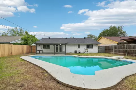 402 W Springdale Ln, Grand Prairie, TX 75052