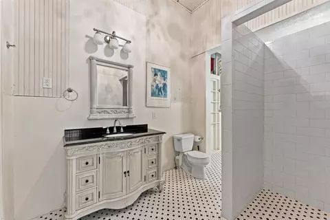 Bath - 400 Capps St, Marlin, TX 76661 photo 2 of 5