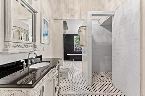 Bath - 400 Capps St, Marlin, TX 76661 photo 1 of 5