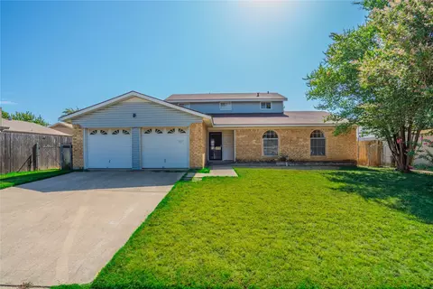 705 Rockledge Dr, Saginaw, TX 76179