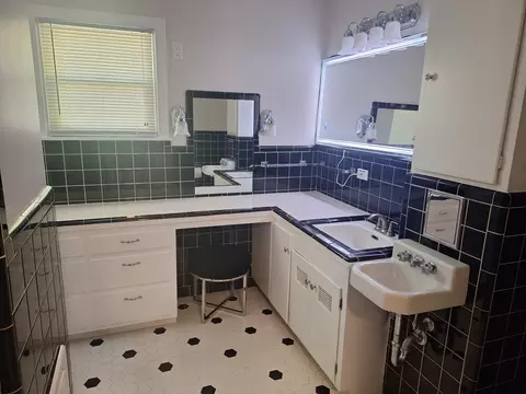 Bath - 2116 N 33rd St, Waco, TX 76708 photo 3 of 3